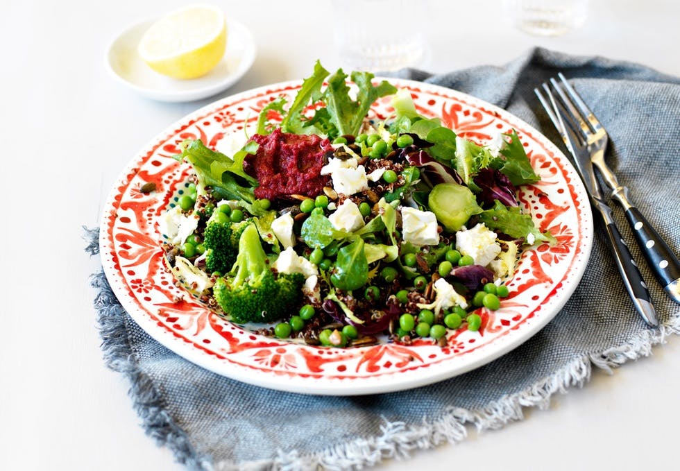 Varm quinosalat med rødbetehummus